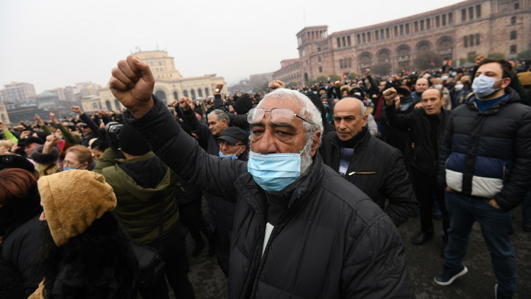 Протестующие собрались у здания Генпрокуратуры в Ереване
