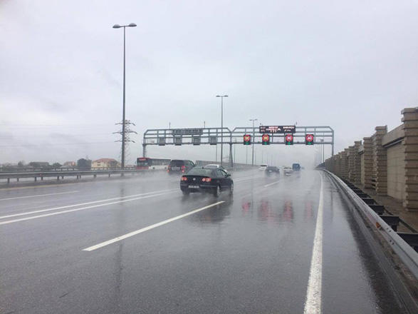 На двух автомагистралях Баку ограничена скорость
