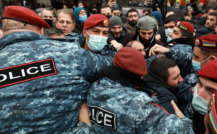 На акции протеста в Армении задержали восемь противников Пашиняна
