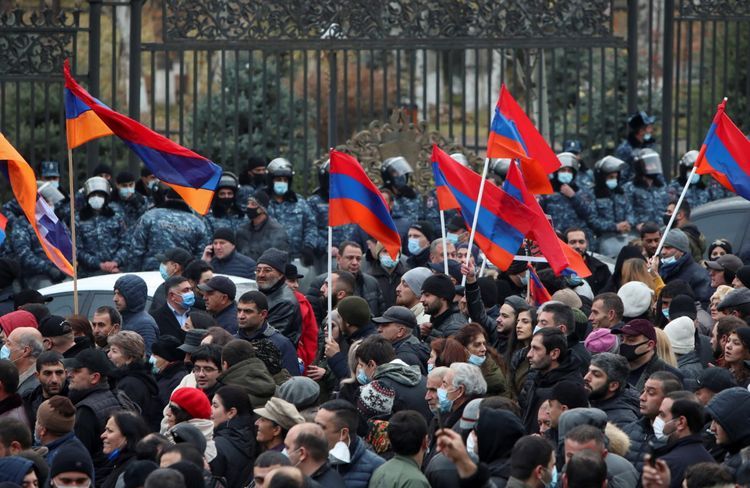 Противники Пашиняна собрались у здания парламента Армении
