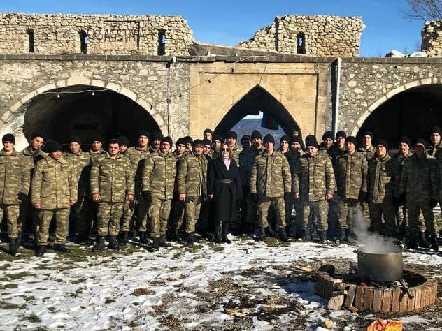 Заслуженная артистка Азербайджана исполнила "Sari gəlin" с солдатами в Шуше - ВИДЕО