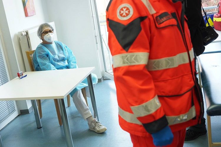 В Германии восемь сотрудников дома престарелых по ошибке получили пятикратную дозу вакцины
