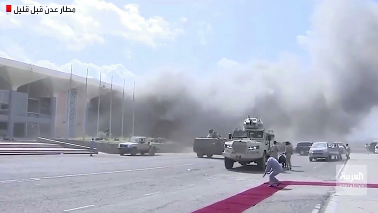 Мощный взрыв прогремел в аэропорту Адена в момент прибытия правительства
