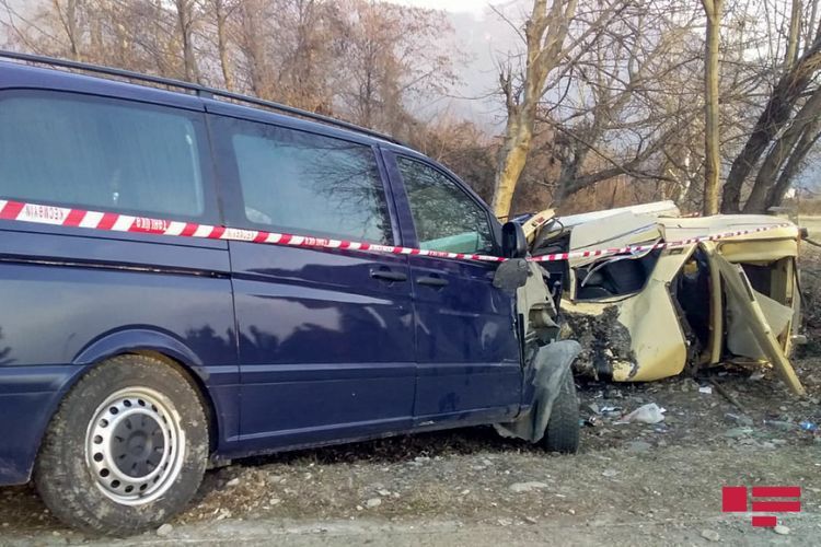 В Гедабеке микроавтобус столкнулся с легковым автомобилем, есть погибший и пострадавшие
