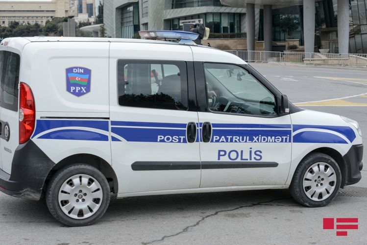В Баку автомобиль сбил полицейского и дворника: есть погибший