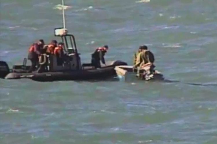 Азербайджанские пограничники спасли на Каспии двух рыбаков - ФОТО