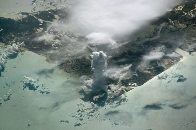 Над Багамами сфотографировали облако-башню - ФОТО