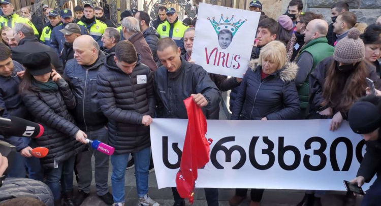 В Тбилиси возобновились акции протеста оппозиции