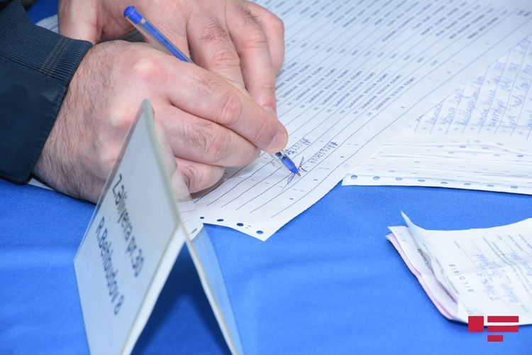 В Азербайджане завершился процесс передачи избирательных бюллетеней участковым избиркомам
