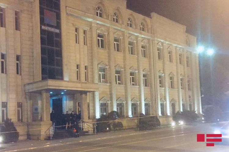 Ветер сорвал крышу здания бывшего Минтранса Азербайджана  - ФОТО