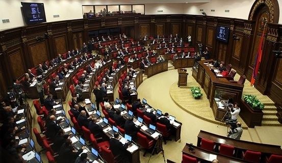 В Армении предложили провести референдум о роспуске КС
