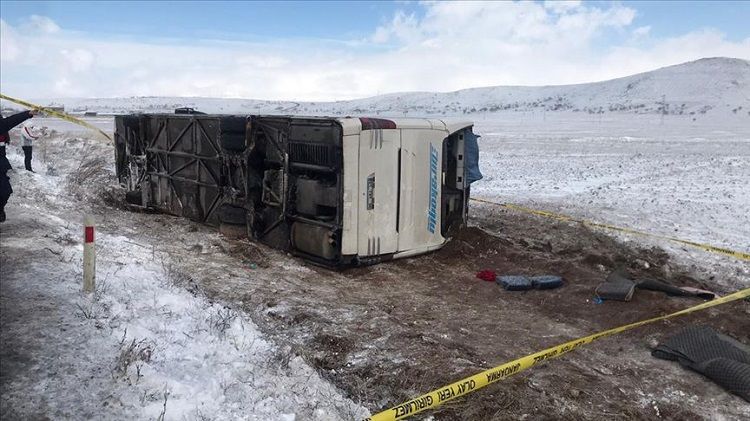 В Турции перевернулся автобус, пострадали 43 человека
