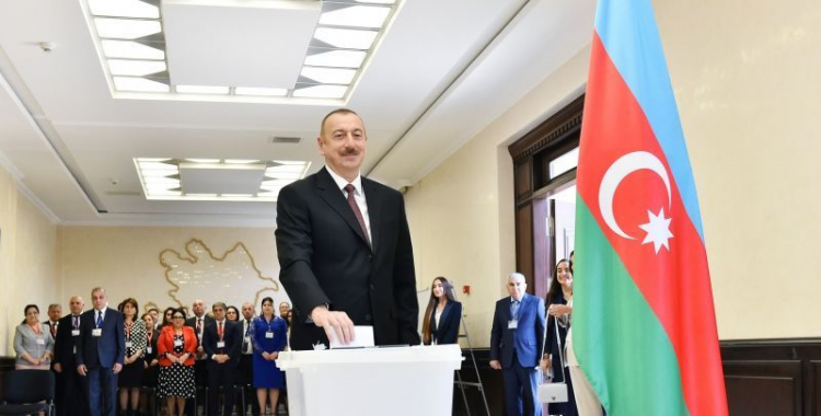 Ильхам Алиев проголосовал на парламентских выборах
