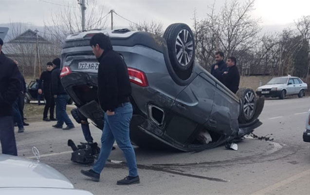 Тяжелое ДТП в Азербайджане: автомобиль врезался в бордюр - ФОТО