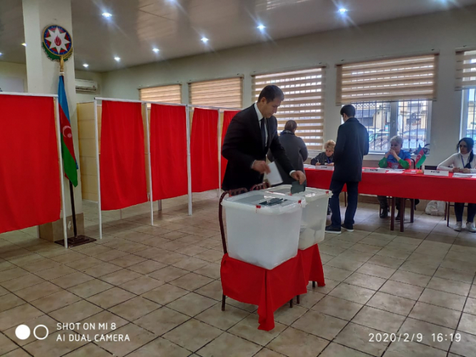 Азербайджанский министр проголосовал на выборах с семьей - ФОТО