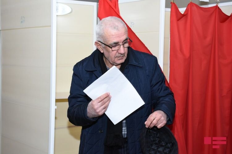 Международные наблюдатели: "Выборы в Азербайджане проходят свободно"
