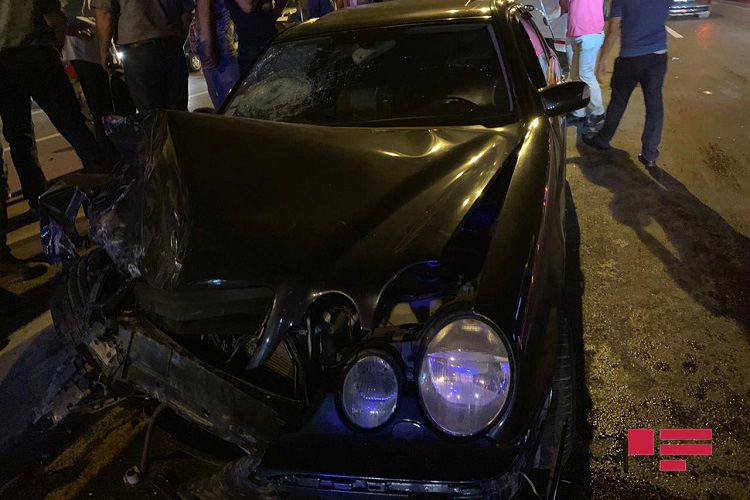 В Гяндже Mercedes попал в ДТП, есть погибший и раненый 