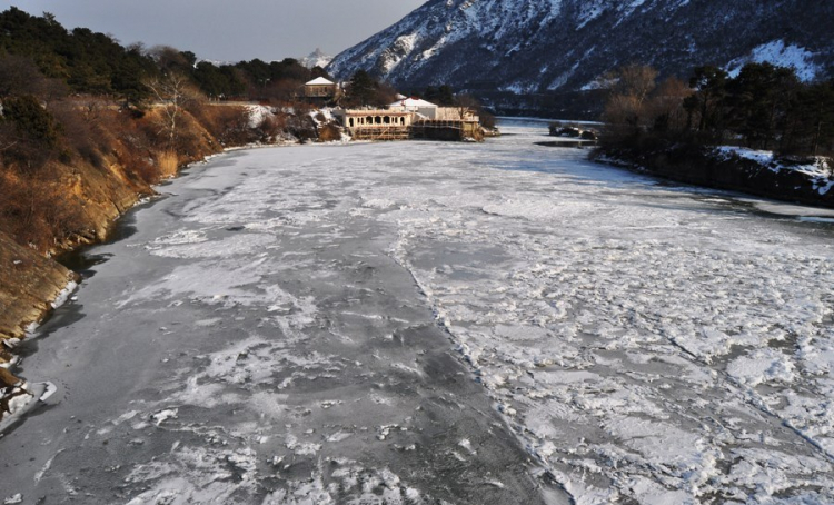Кура покрылась льдом