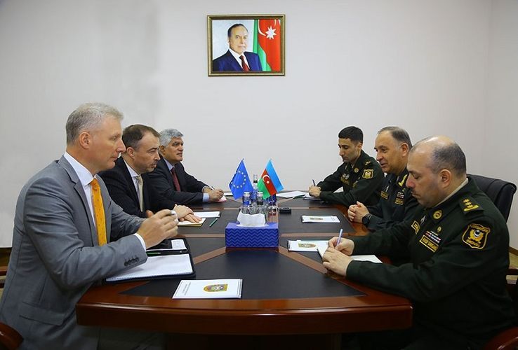 Замминистра обороны Азербайджана встретился со спецпредставителем ЕC
