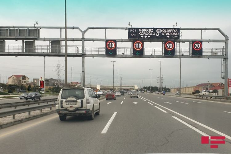 В связи с погодными условиями снижен предел скорости на основных дорогах Баку
