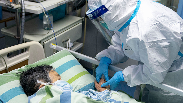В Ухане медсестра призвала пациентов с коронавирусом перестать жаловаться
