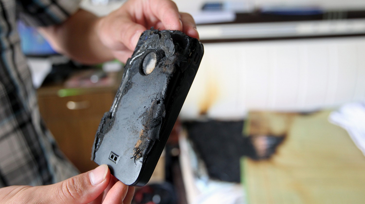 Школьник в Волгограде получил ожоги от загоревшегося в руках телефона