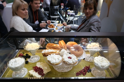 Россиянка задохнулась во время конкурса по поеданию пирожных
