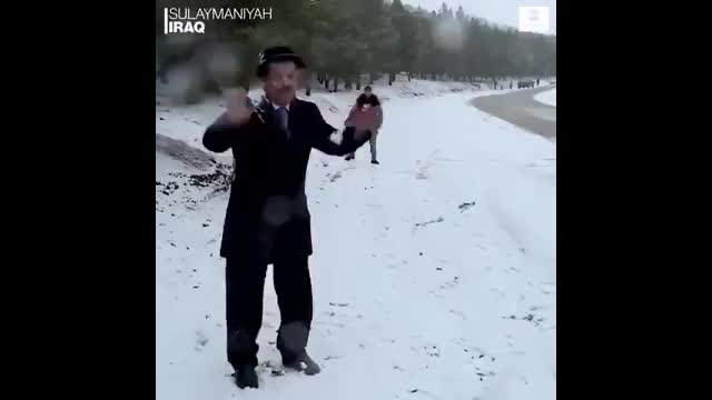 В Ираке ведущего закидали снежками во время эфира - ВИДЕО