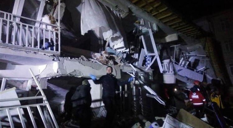 В результате землетрясения в Турции рухнуло жилое здание - ВИДЕО