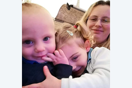 Двухлетняя дочь спасла мать от смерти с помощью Facebook
