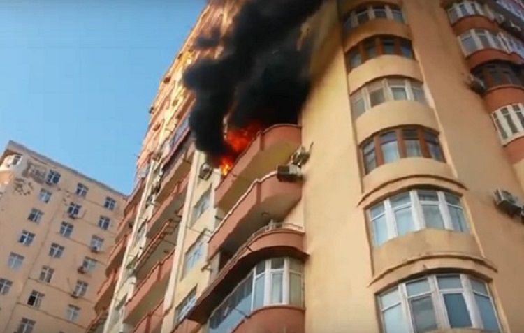 В Баку в многоэтажном здании произошел пожар - ВИДЕО