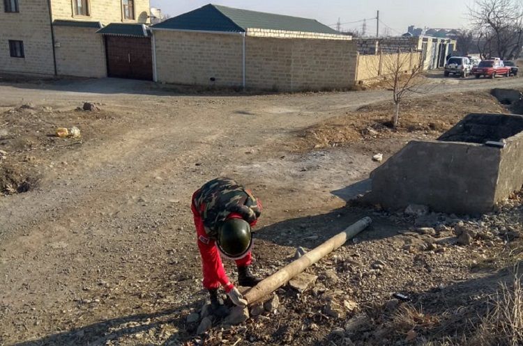 На обочине дороги Баку-Газах найдена ракета – ФОТО