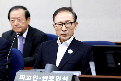 Бывшего президента Южной Кореи приговорили к 17 годам тюрьмы

