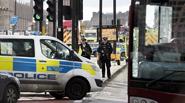 Мужчина напал на прихожан мечети в Лондоне - ВИДЕО
