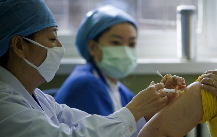 В Китае ускорили испытания пяти новых препаратов против коронавируса