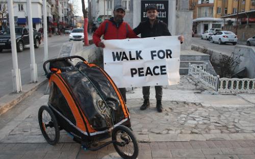 Мусульманин идёт пешком из Лондона в Мекку на Хадж - ФОТО
