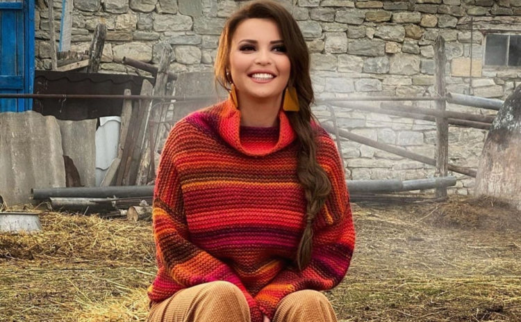 Азербайджанская певица в образе деревенской девушки