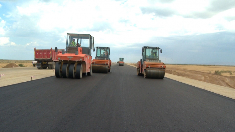 К лету в Азербайджане завершится строительство 100-километрового участка новой магистрали