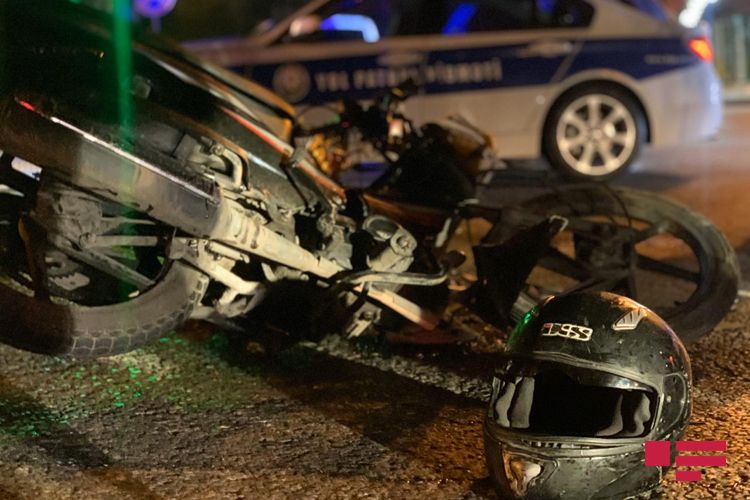 В Баку мотоцикл сбил женщину