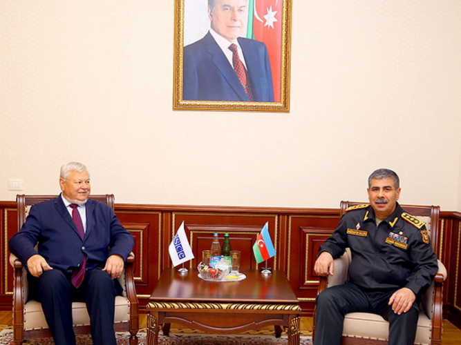 Министр обороны Азербайджана встретился с Анджеем Каспшиком
