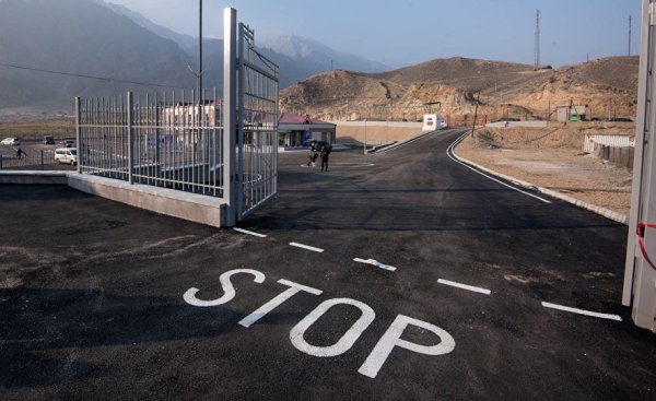 Азербайджан закрыл границу с Ираном
