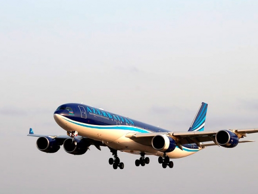 Вылетевший в Анкару самолет вернулся в Баку из-за неисправности