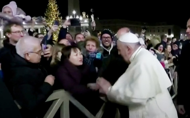 Папа Римский ударил женщину на праздновании Нового года - ВИДЕО