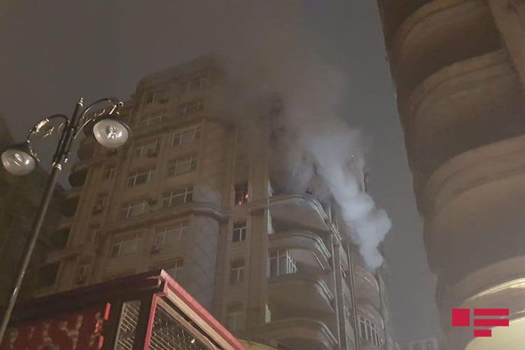 В Баку в высотном доме произошел пожар - ФОТО