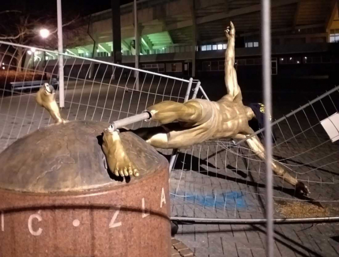 Фанаты «Мальме» повалили статую Ибрагимовича
