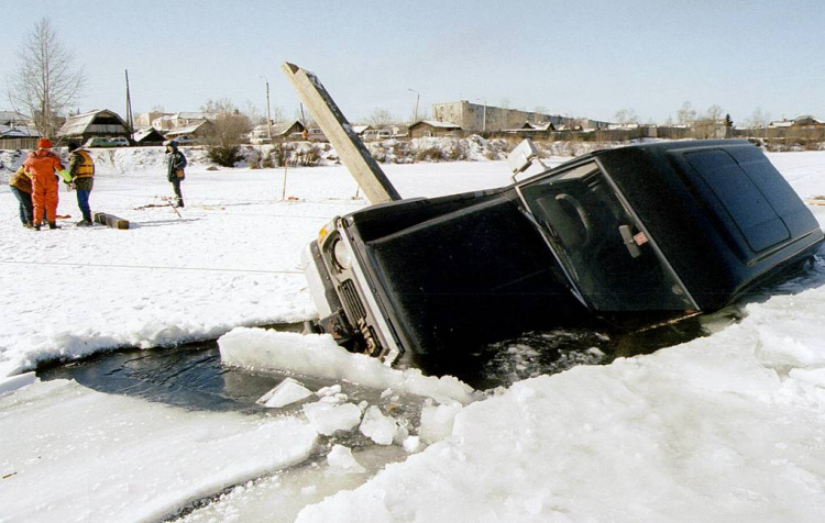 Более 30 автомобилей провалились под лед в российском городе - ВИДЕО