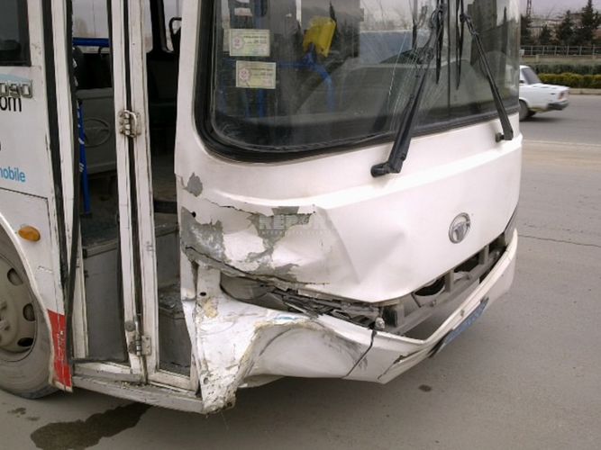 В Баку столкнулись автобусы, пострадал пассажир