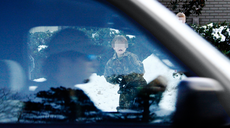 В США водитель открыл стрельбу по детям из-за снежка
