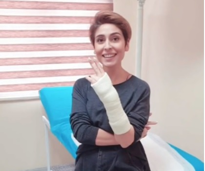 Азербайджанская телеведущая сломала руку - ФОТО