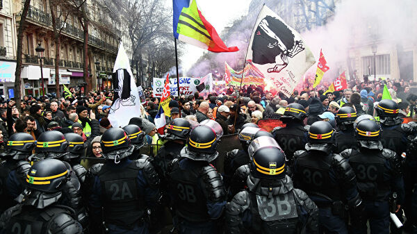В Париже радикалы устроили беспорядки 
